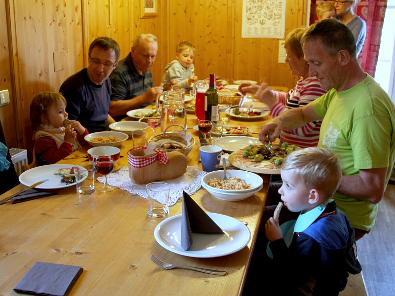 Met zijn allen aan tafel bij het Tiroler diner