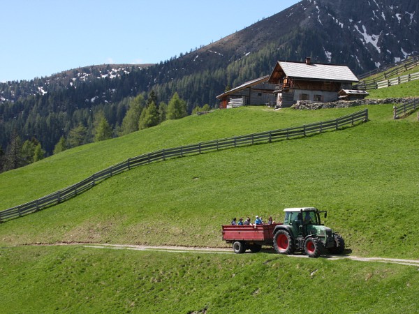 Met de tractor de berg op