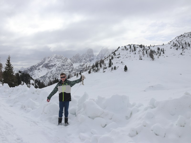 Wat een schitterende omgeving! We genieten volop van het uitzicht tijdens een winterwandeling in de Italiaanse Dolomieten.
