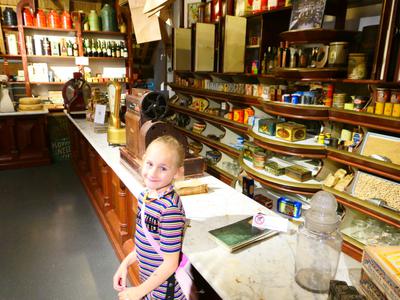 Een winkel van vroeger in de Hoeksche Waard