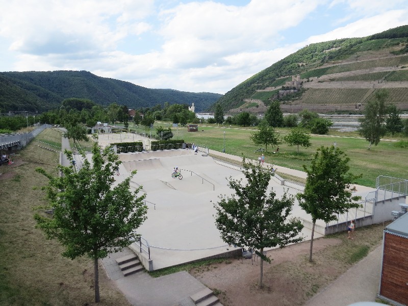 Park am Mäuseturm, met Muizentoren op de achtergrond