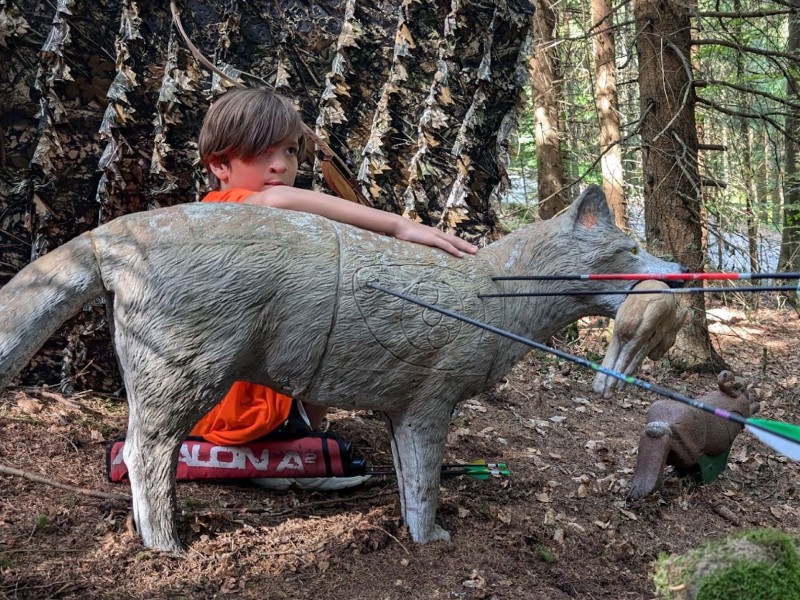 De zoon van Kim tijdens het boogschieten in het Mühlviertel in Opper Oostenrijk