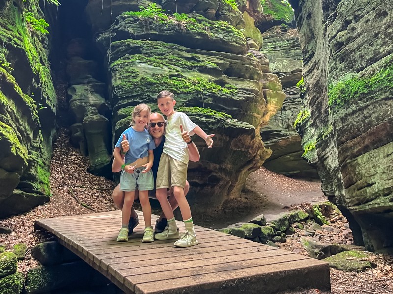 Wandelen tussen de gigantische rots- en steenformaties in het indrukwekkende Mullerthal, op zo'n 1,5 uur rijden vanaf Center Parcs les Ardennes