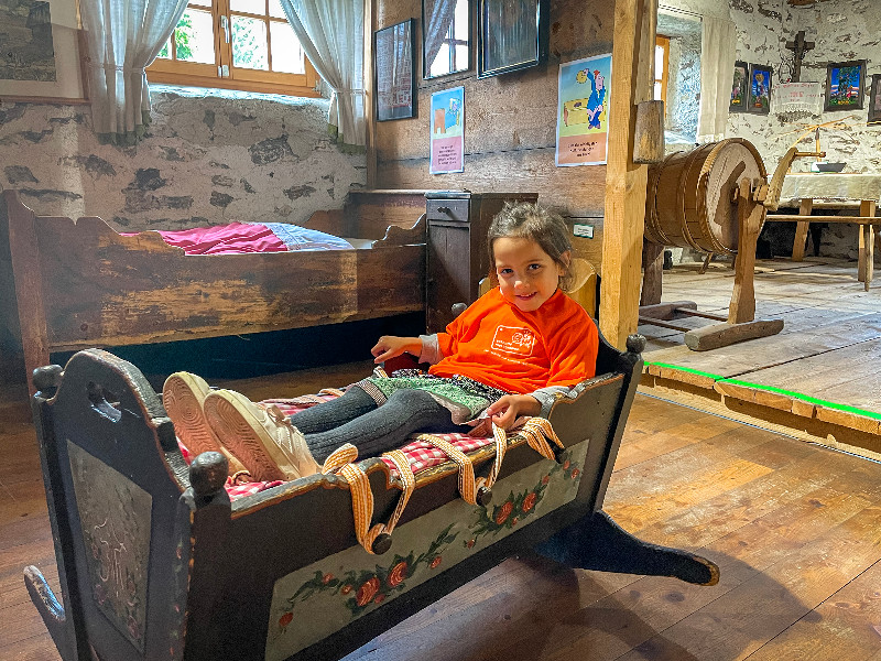 In het museum staan veel houten spulletjes