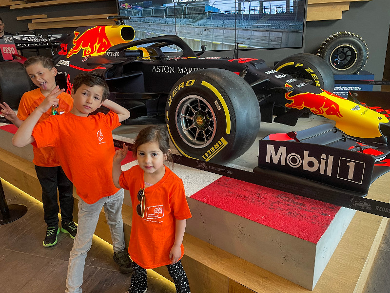 Stoere racewagen bij het Red Bull Racecircuit in Murtal