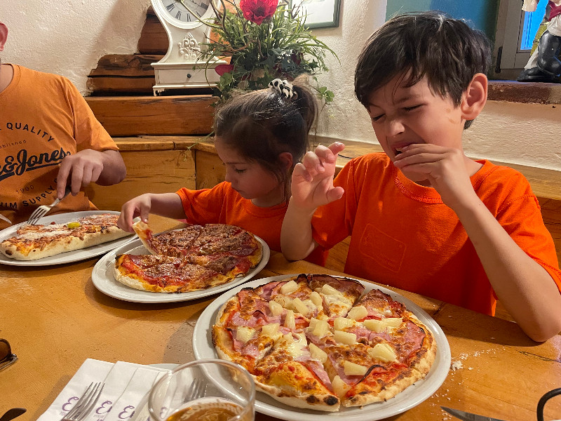 Lekker pizza eten
