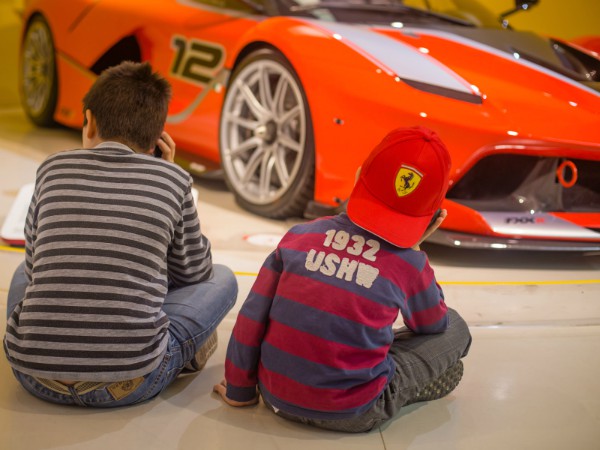 Auto's bewonderen in Museo Ferrari