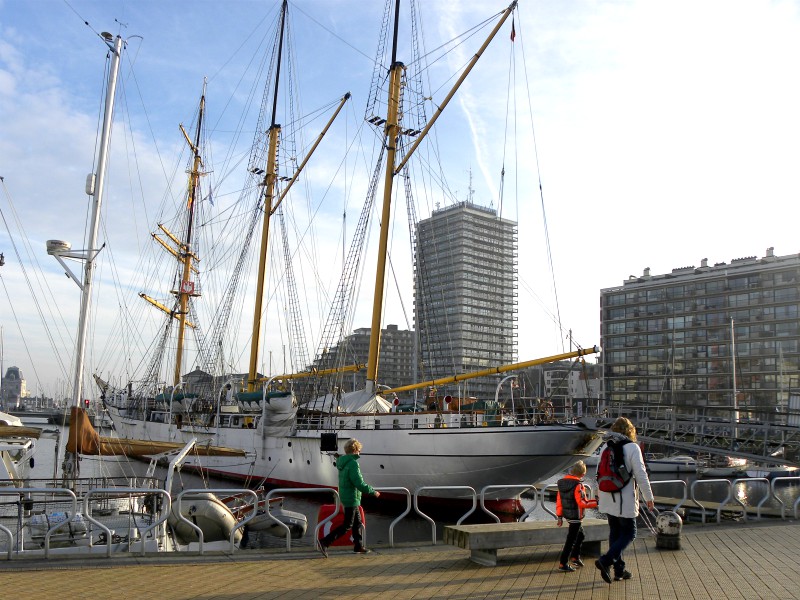 We wandelen naar museumschip Mercator