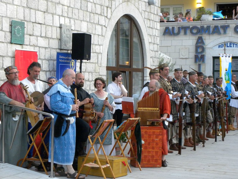 Muzikanten en kruisboogschutters bij de Rabska Fjera