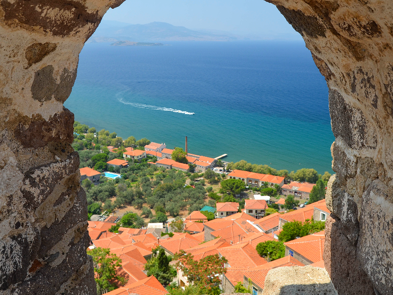 Uitzicht over de hoofdstad Mytilini van Lesbos.