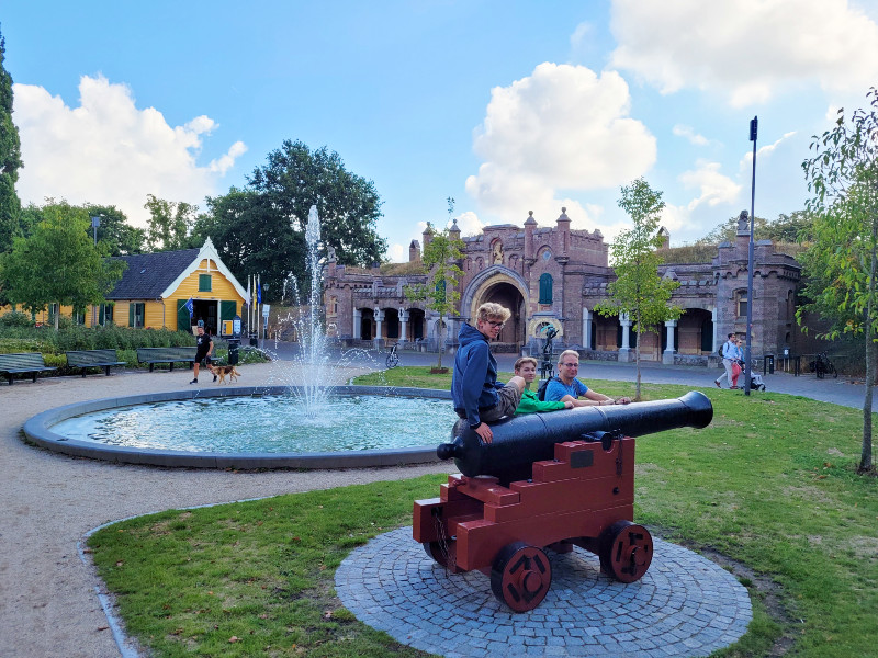 Naarden Vesting kanon en stadspoort