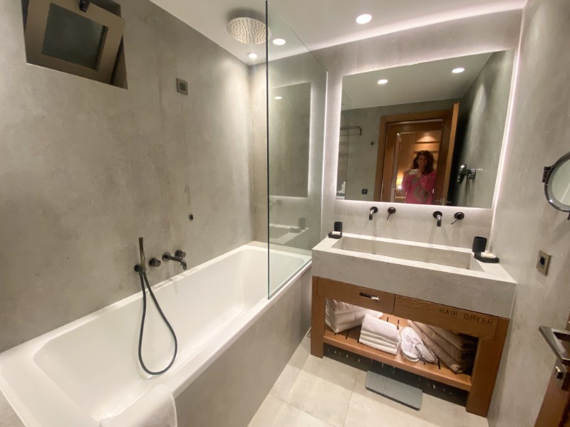 De badkamer van de hotelkamer van Elisabeth in Nana Golden Beach