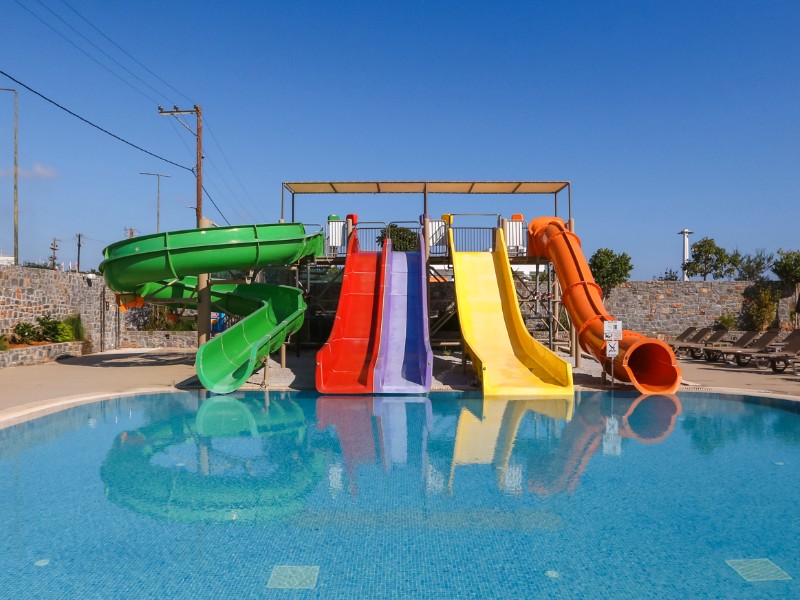 De glijbanen in het waterpark voor jongere kinderen, Nana Golden Beach Kreta