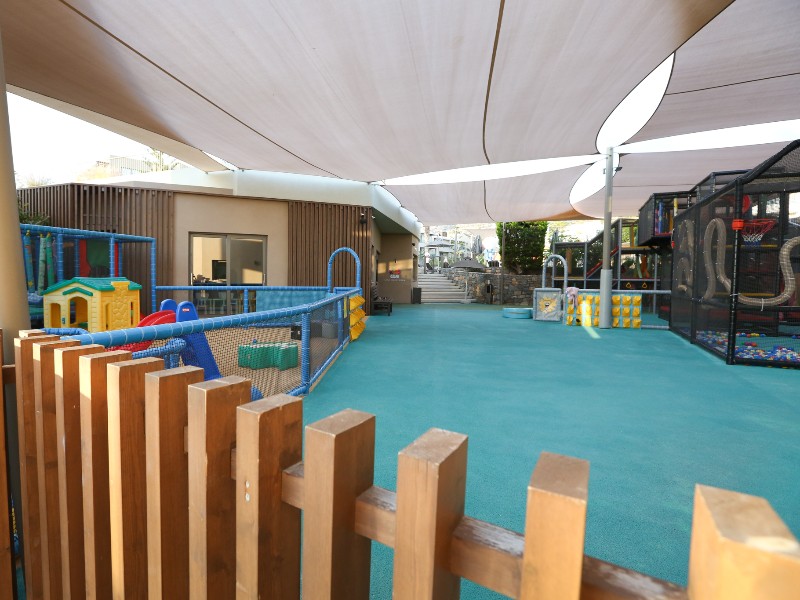 Binnen kijken bij de kidsclub op Nana Golden Beach