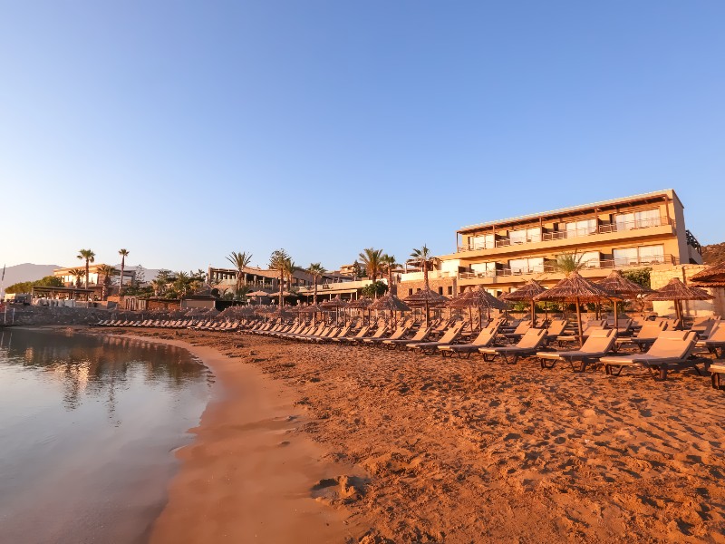 De zon komt op boven de zee bij Nana Golden Beach. Het hotel staat prachtig in een rood-gouden gloed en doet daarmee haar naam eer aan!