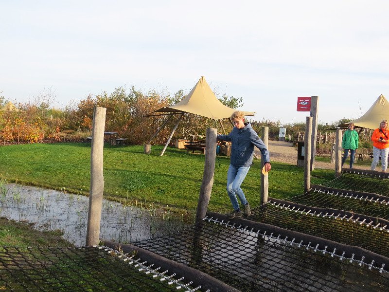 Voorzichtig over de klimbrug