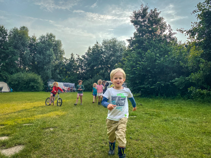 Kinderen hebben plezier tijdens hun kampeervakantie op een natuurcamping in Nederland