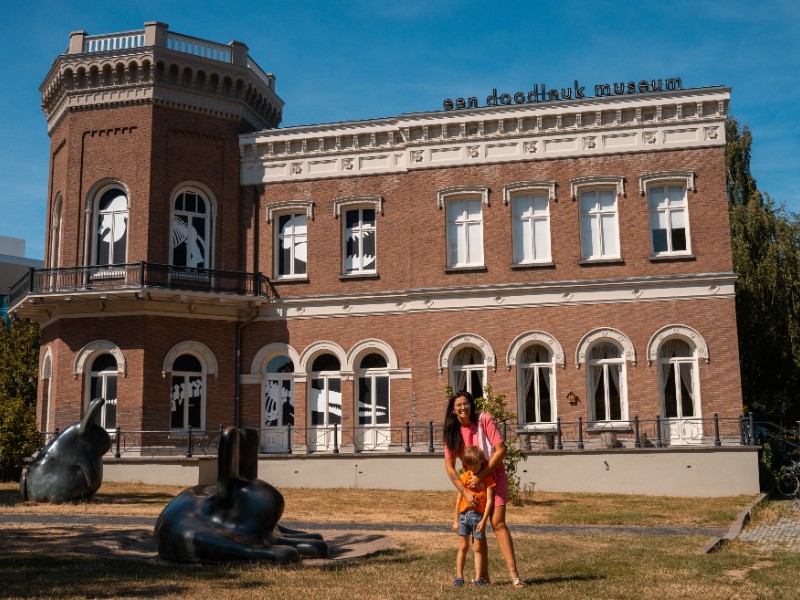 Amber en Otto bij het Natuurhistorisch Museum