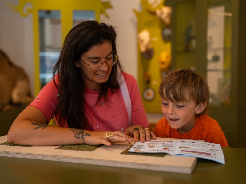 Samen met Otto bezig met de speurtocht in het Natuurhistorisch Museum