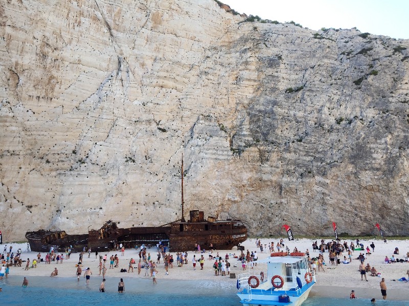 Het kan best druk worden op het strand van Navagio