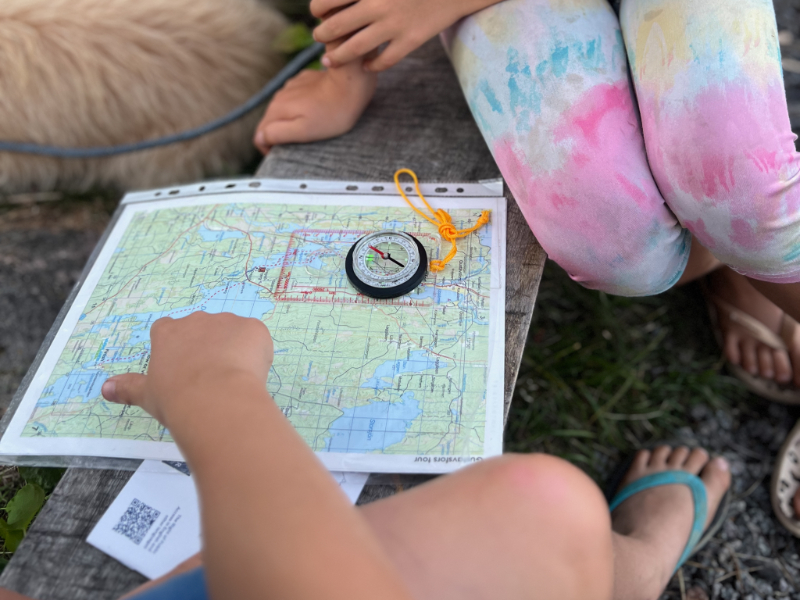 We bekijken de kaart voordat we op pad gaan