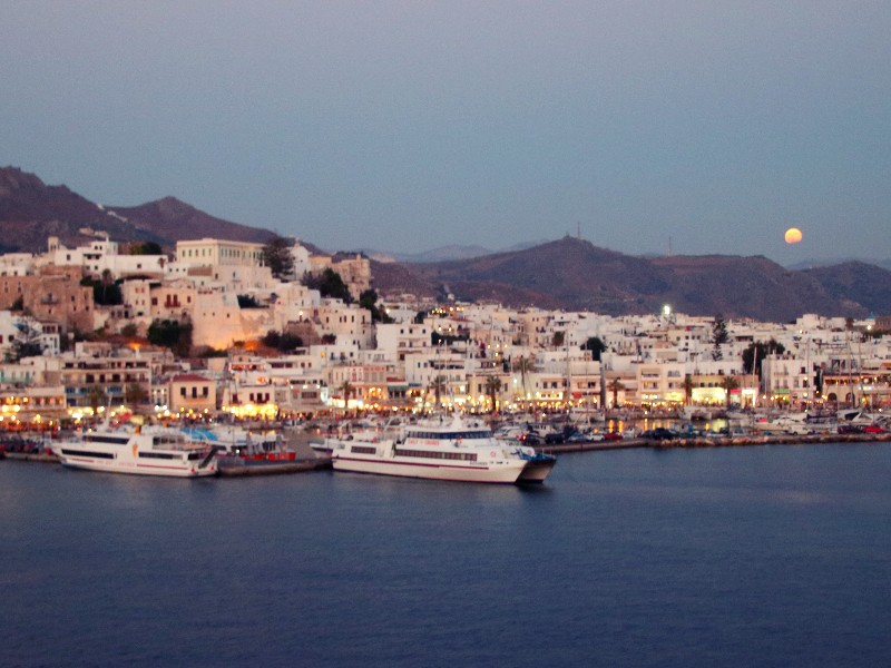 Bij aankomst komt de maan op boven Naxos stad