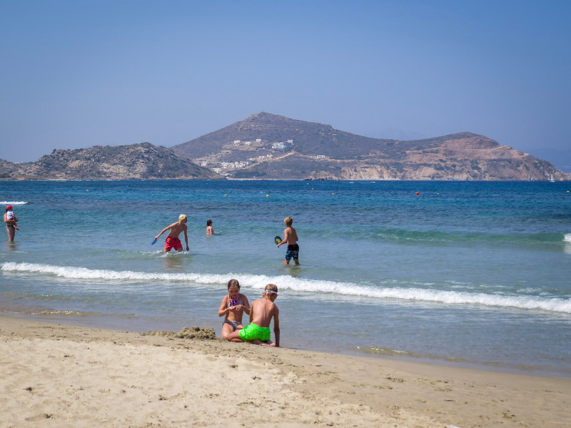 Spelen op het strand op Naxos