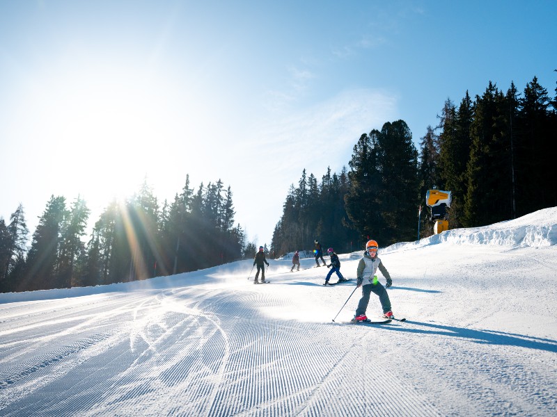 Simone skiet met gezin de blauwe piste