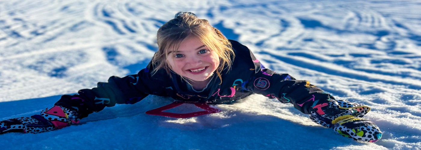 Bobbie gaat op haar buik van de sleeweide