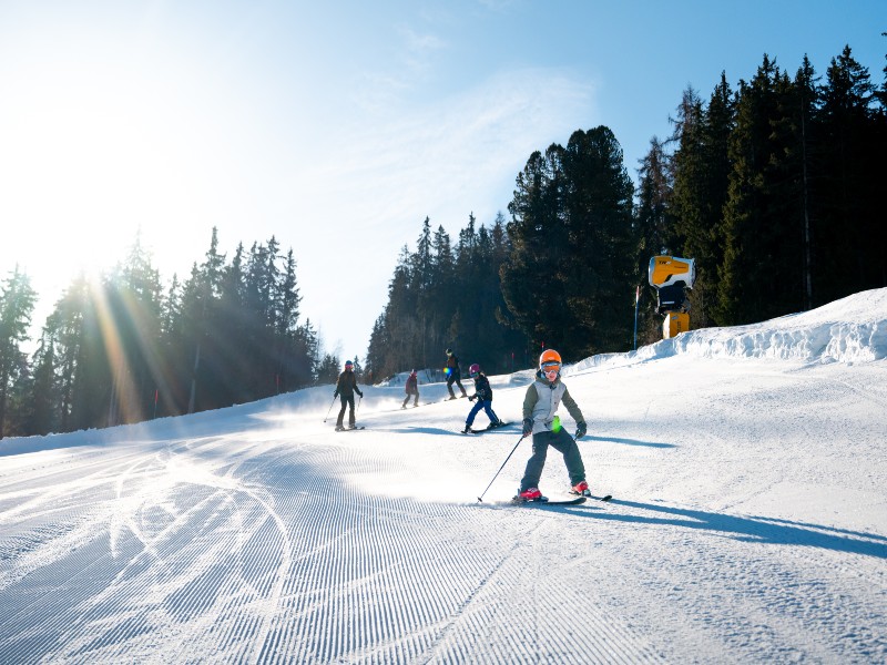 We skiën over de dalafdaling naar Nendaz