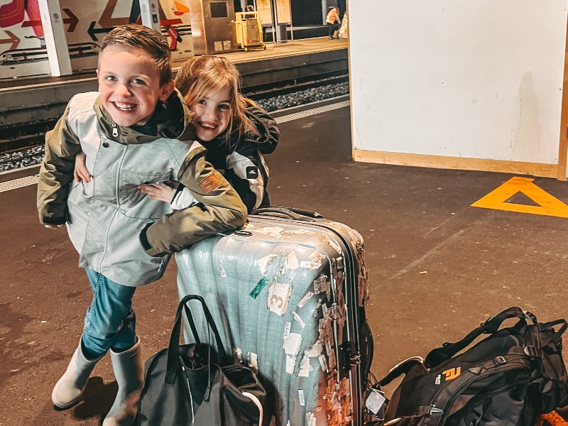 Seppe en bobbie hebben lol tijdens het treinreizen
