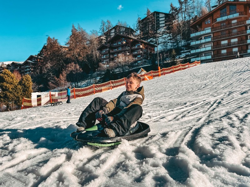 In het Zwitserse Nendaz draait wintersport om meer dan alleen skiën. Kleine sneeuwavonturiers kunnen hier ook genieten van sleeën, tuben en nog veel meer...