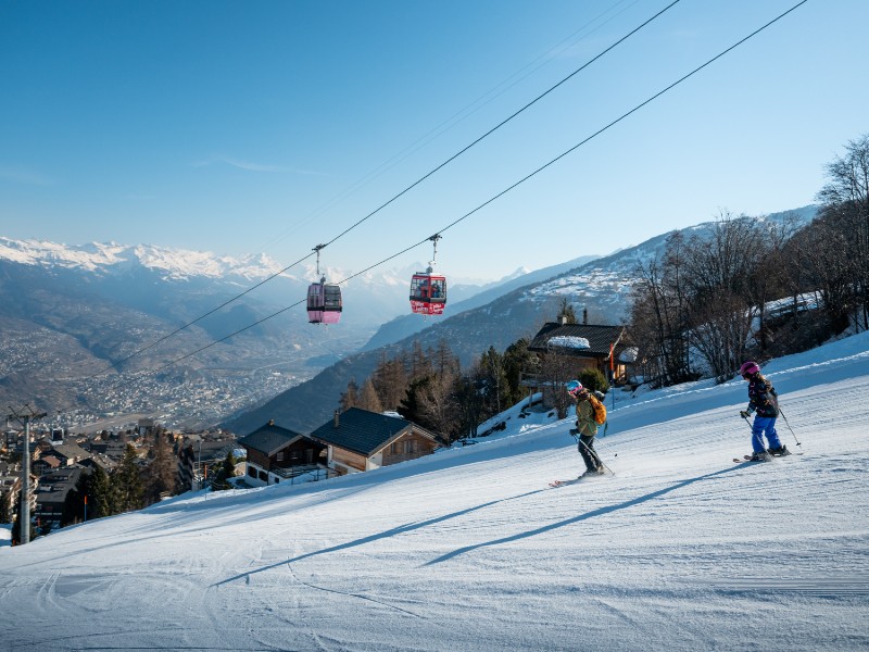 Simone en dochter skiën de dalafdaling naar Nendaz