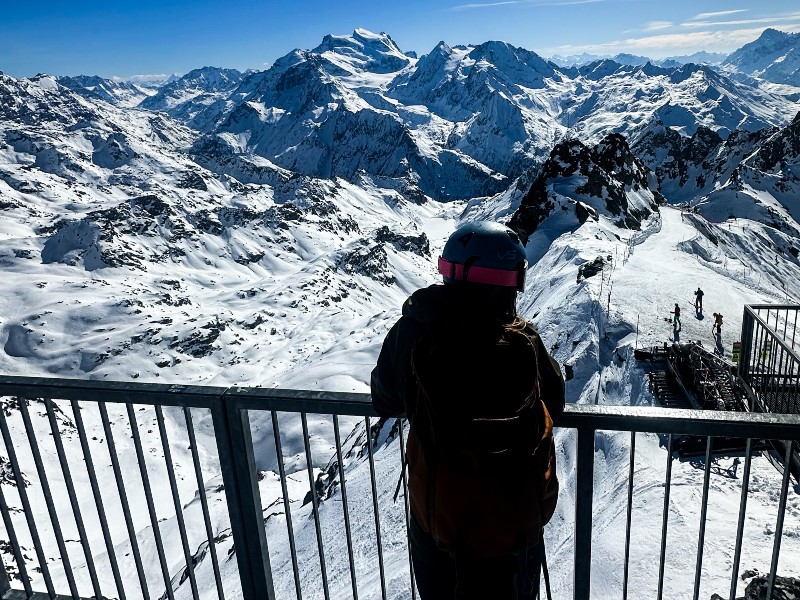 Simone geniet van het uitzicht vanaf de Mont Fort