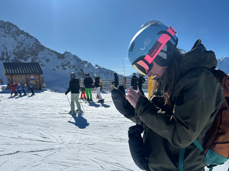 Simone zoekt de route via de app in Nendaz