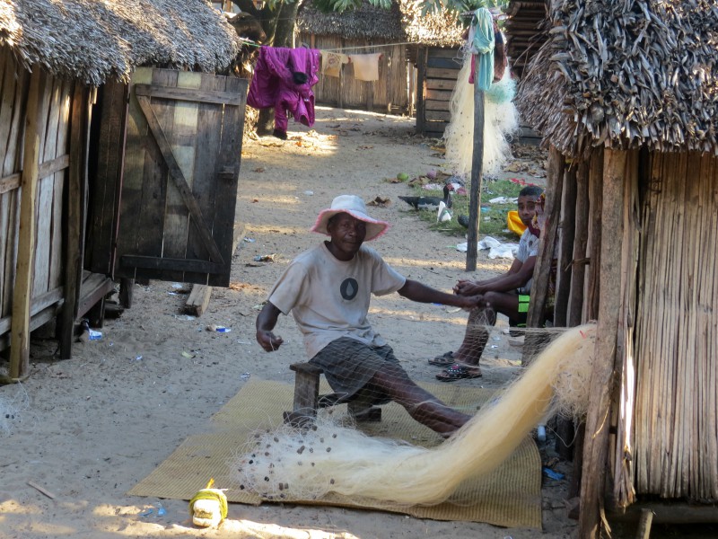 Netten worden gerepareerd in het vissersdorp
