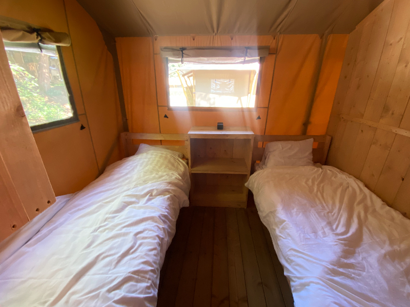 De tweede slaapkamer in onze 6 persoons safaritent op Landal Neufchateau