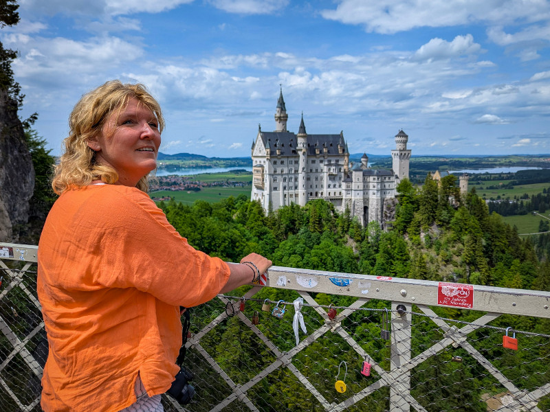 Sabine op de Mariënbrucke om te kijken naar Kasteel Neuschwanstein