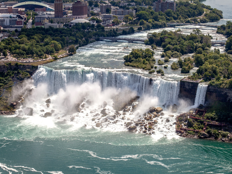 Dronebeelden van de indrukwekkende Niagra Falls