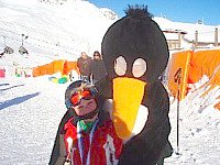 Finn met de mascotte op de piste