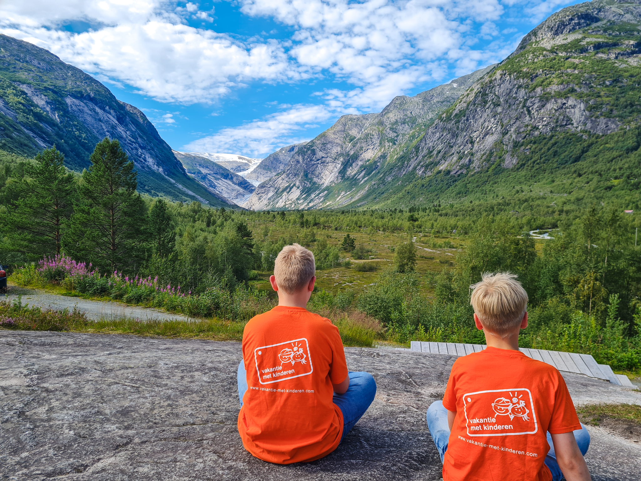 De jongens van Alma tijdens een bezoek aan het Nigardsbreen natuurgebied, waar ze ook een gletsjerhike maakten