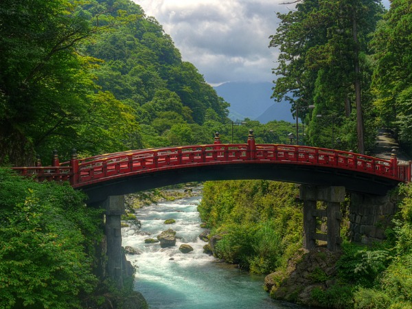 Japanse brug in de prachtige natuur van Nikko National Park