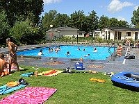 Zwembad bij Droompark Molengroet