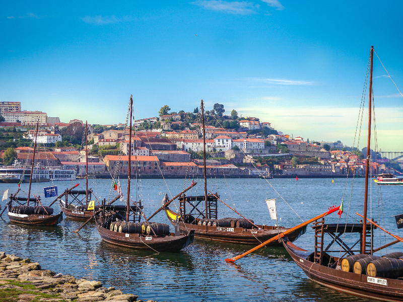 Traditionele bootjes liggen aangemeerd bij Porto, een charmante havenstad aan de Douro in Noord Portugal.