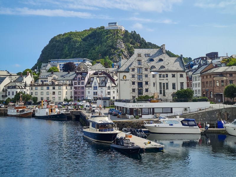 Zicht op het Noorse Alesund, West Noorwegen