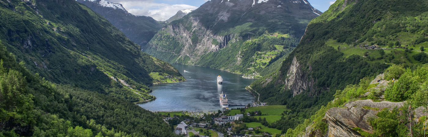 Prachtig uitzicht op een van de vele mooie fjorden in Noorwegen