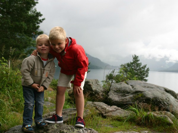 Met kinderen bij de prachtige fjorden van Noorwegen