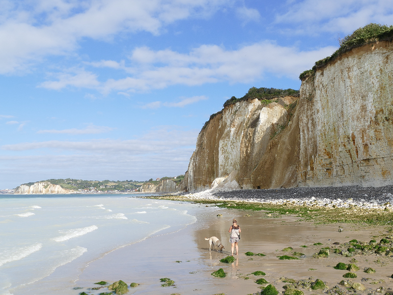 Wandelen op het strand van Normandië