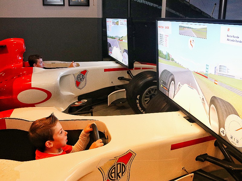 Racen in een race-simulator á la Max Verstappen!!