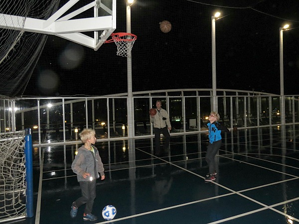 We spelen een potje basketball aan boord